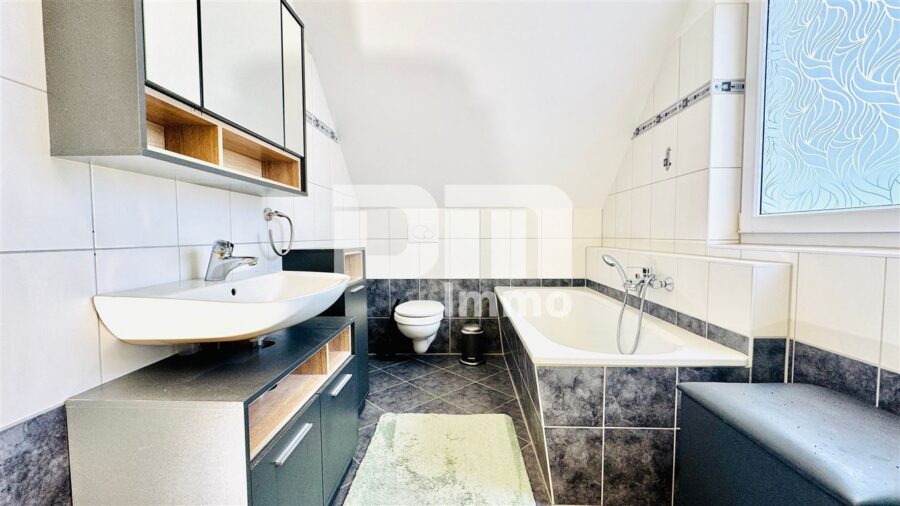 (R)eserviert!Modernes Wohnerlebnis mit großer Terrasse + Carport - OG / DG Bad / Wanne / Dusche